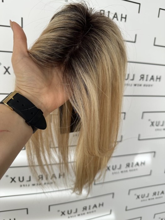 rita-1b-mini-topper-35cm-dopinana-grzywka-blond-balayage-upiecie.jpg