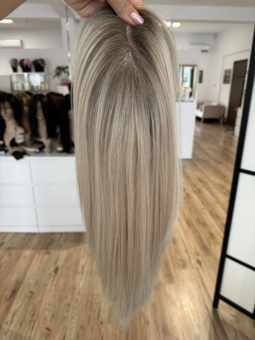 Zbliżenie na kolor - Topper Angela 40cm lekki topper lace w kolorze jasnego blondu z mysim odrostem