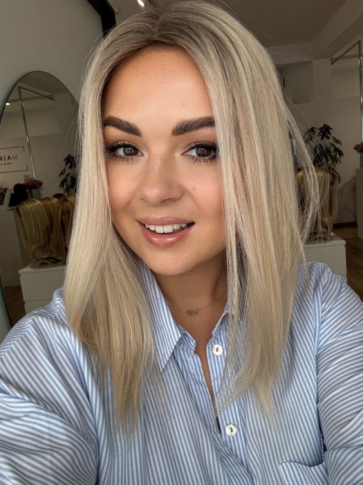 Topper Angela 40cm z włosów naturalnych – widok z przodu, pełne i gęste włosy w kolorze jasnego blondu z mysim odrostem.