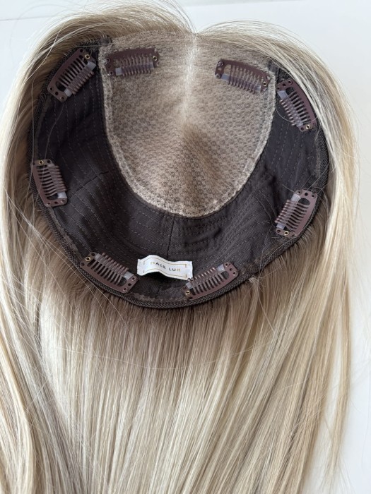 Detal mocowania – 8 spinek clip in zapewniających stabilne i wygodne noszenie toppera damskiego Angela.