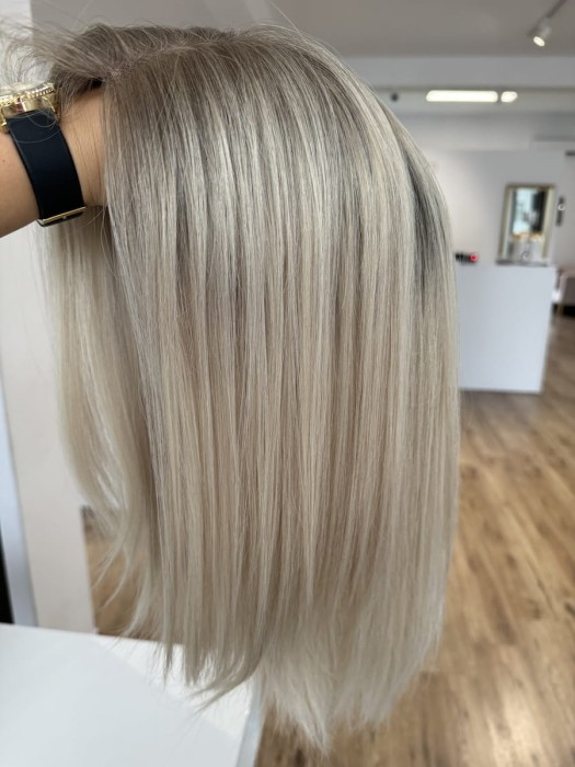 Prezentacja koloru na ręce bokiem toppera Angela - długość 40cm, jasny blond z mysim odrostem