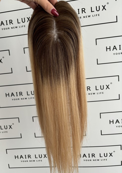 rita-ii-mini-topper-45cm-blond-balayage-ombre-widok-gora-przedzialek.jpeg