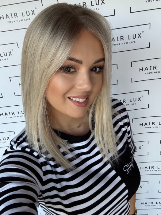 Widok z profilu – Topper Angela 40cm, gęstość 130%, naturalne włosy w jasnym blondzie z mysim odrostem.