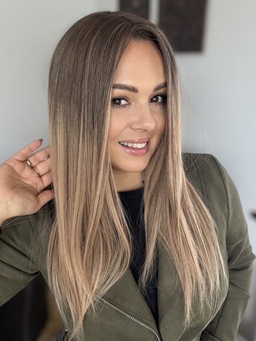 Prezentacja toppera Dominika na modelce - długość 45-50cm, baza wielkości 20x20cm, imitacja naturalnego przedziałka