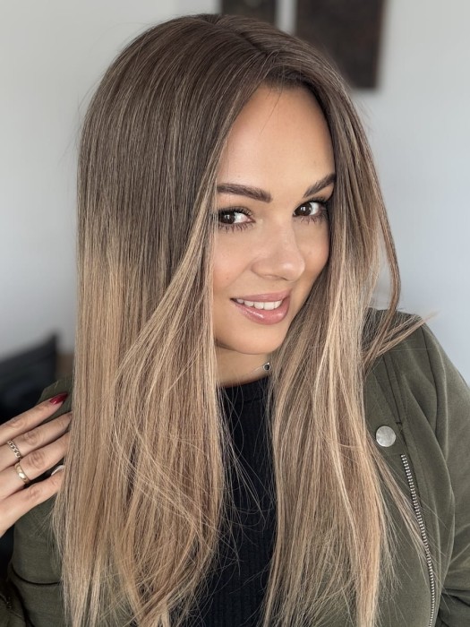 Widok z  przodu– Topper Dominika 45-50cm, gęstość 150%, naturalne włosy w w kolorze ciepłego blond z przedłużanym odrostem.