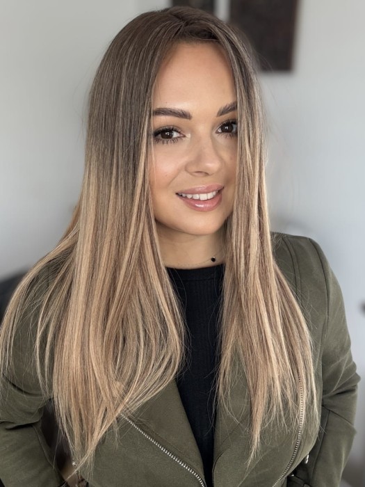 Topper Dominika - prezentacja koloru na modelce, baza 20x20cm, imitacja naturalnego przedziałka