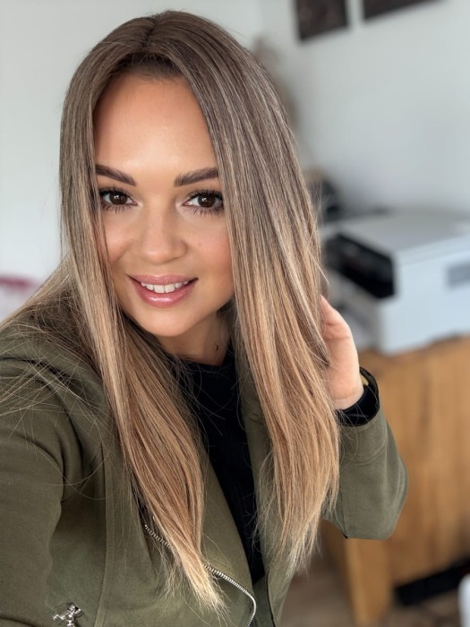 Prezentacja toppera Dominika 45-50cm na modelce, widok z przodu, ciepły blond ombre z przedłużanym odrostem.