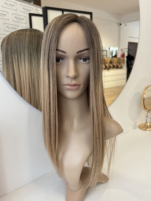 Prezentacja toppera Dominika na manekinie z przodu, włos naturalny, europejski, koloryzowany, fryzura cieniowana.