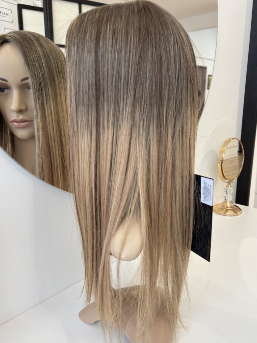 Prezentacja toppera Dominika na manekinie bokiem, gęstość 150%, baza 20x20 cm, długość 45-50cm