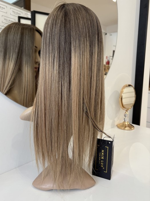 Topper w odcieniu ciepłego blondu z przedłużanym odrostem prezentowany na manekinie tyłem