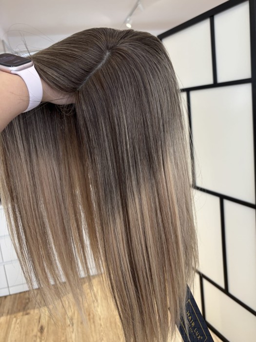Prezentacja toppera Dominika na ręce, zbliżenie na kolor odrostu, ciepły blond ombre z przedłużanym odrostem