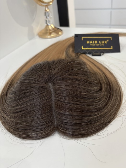 Zbliżenie na kolor odrostu w toperze Dominika 45-50cm z imitacją naturalnego przedziałka