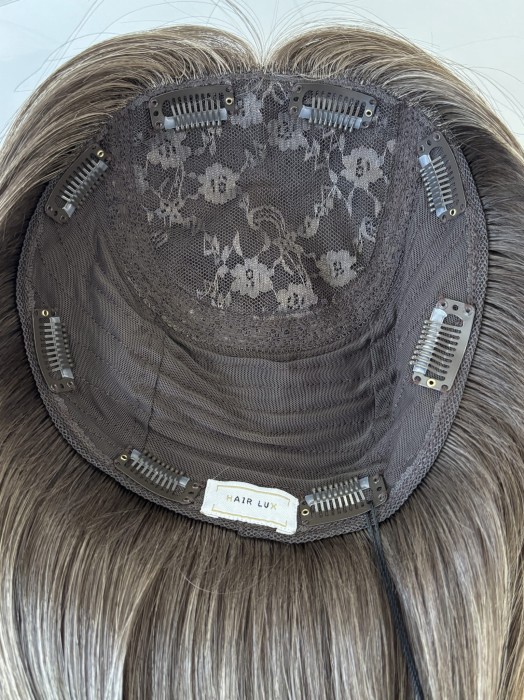 Detal mocowania – 8 spinek clip in zapewniających stabilne i wygodne noszenie toppera damskiego Dominika.