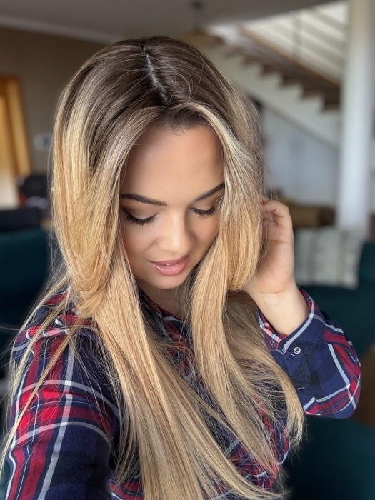 Topper Rita II na modelce – naturalny wygląd dzięki bazie koronkowej z mikroskórą.