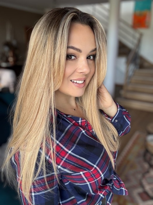 Topper damski Rita II na modelce – włosy naturalne europejskie 55 cm, efekt pełnej fryzury w kolorze blond ombre.