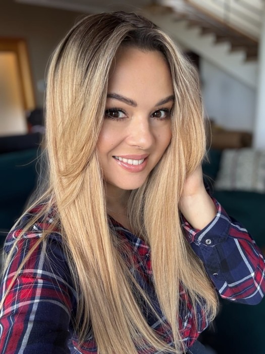 Naturalny topper damski 55 cm długą grzywką – Rita II na modelce, efekt gęstych i zdrowych włosów.