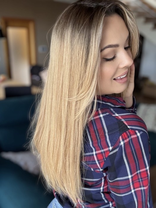 Naturalny topper damski 55 cm – Rita II na modelce, efekt gęstych i zdrowych włosów.