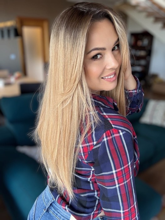 Tupet damski Rita II – prezentacja na modelce z boku, proste włosy naturalne, mocowanie clip in.