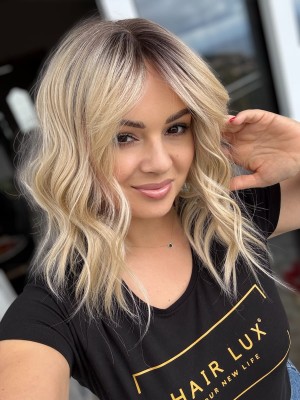 Sue z grzywką OT103 35cm falowana peruka syntetyczna HairLux ciepły blond 