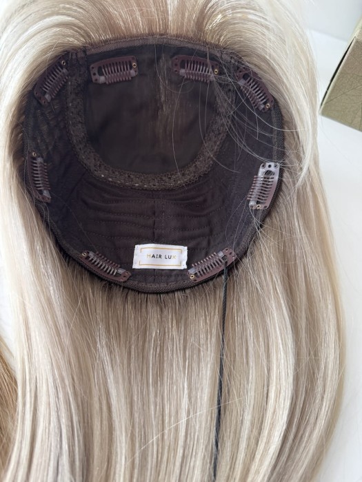 Detal mocowania – 8 spinek clip in zapewniających stabilne i wygodne noszenie toppera damskiego Angela.