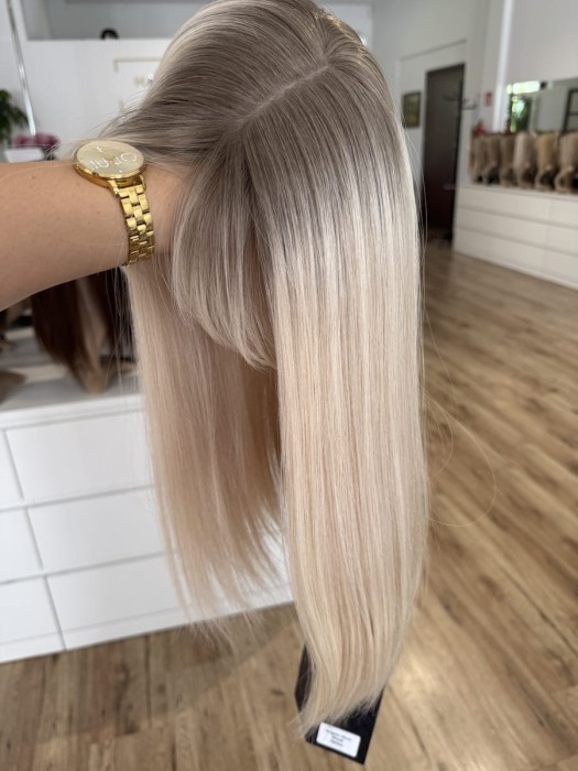 Topper Angela 45cm - zbliżenie bazy, kolor jasny blond z mysim odrostem, imitacja naturalnego przedzałka