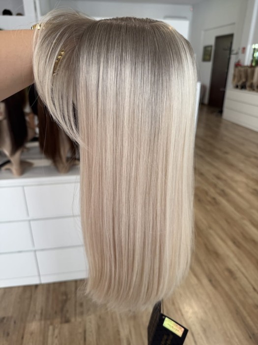 Prezentacja koloru na ręce bokiem toppera Angela - długość 45cm, jasny blond z mysim odrostem