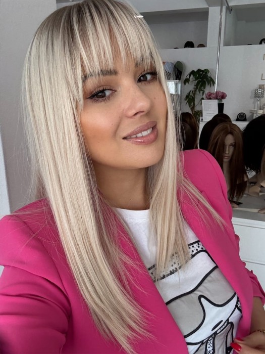 Prezentacja Toppera Angela z grzywką na czoło – baza elastyczna 20x20 cm, długość 45cm, gęstość 130%.