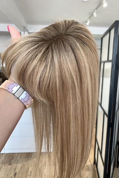 Topper naturalny Rita 35cm na bazie mono 13x16 prezentowany na ręce