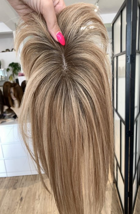 Topper naturalny Rita 35cm na bazie mono 13x16 prezentowany na ręce
