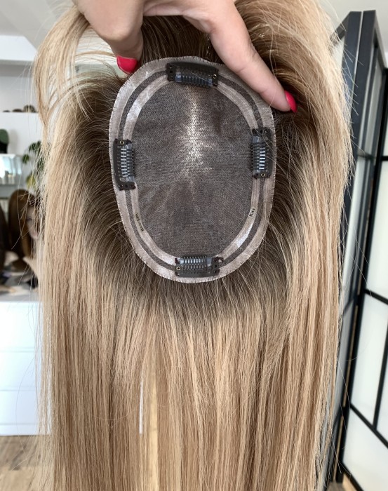 Topper naturalny Rita 35cm na bazie mono 13x16 prezentowany na ręce