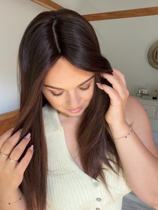 Zbliżenie na bazę toppera Lucy – imitacja skóry głowy dla naturalnego wyglądu fryzury.