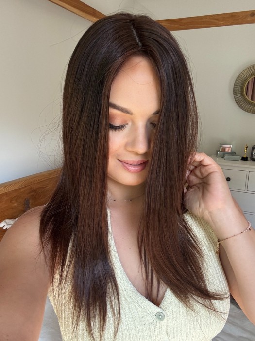 Prezentacja Toppera Lucy HairLux – koronka 20x20 cm, długość 45–50 cm, gęstość 150%.