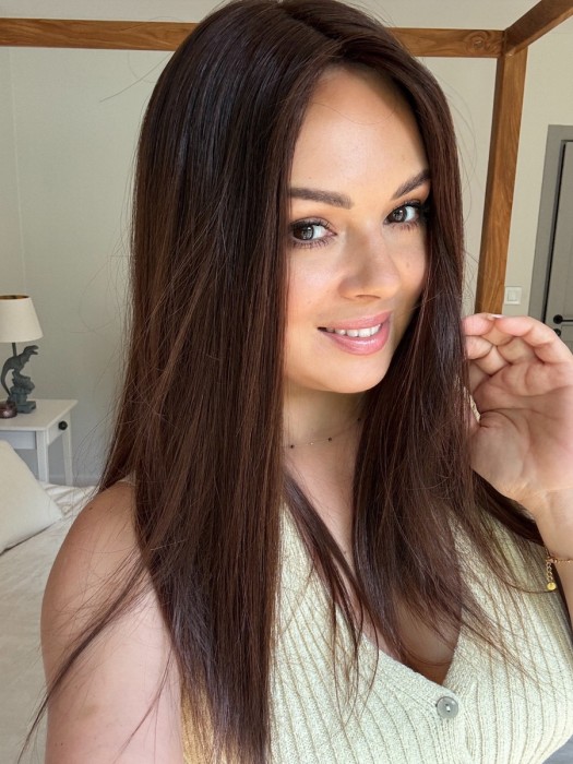 Widok z boku na modelce – Topper damski Lucy, naturalny efekt gęstych włosów w kolorze brąz z ombre.