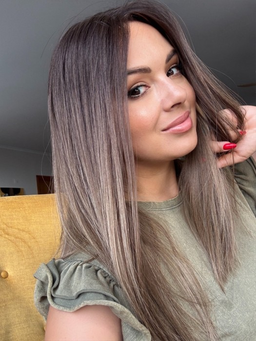 Topper naturalny Ava 45cm 20x20 - widok na modelce z boku
