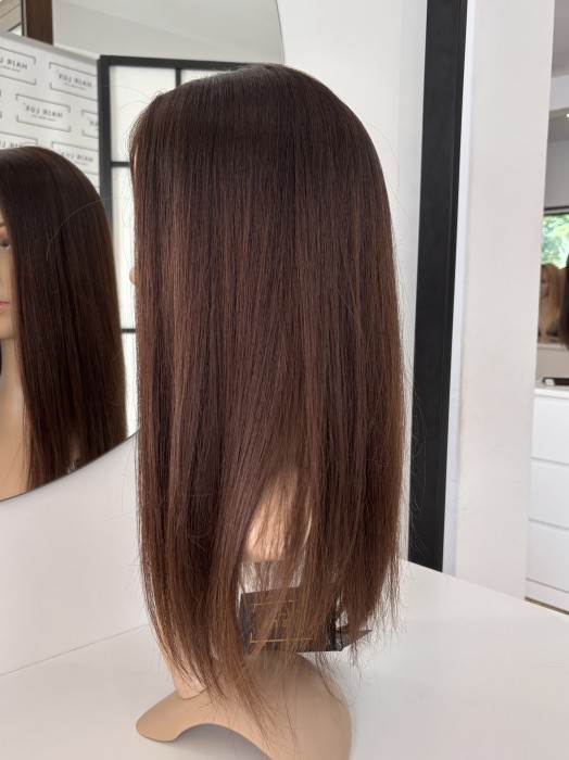 Topper damski HairLux – prezentacja na manekinie, brąz z delikatnym ombre, długość za ramiona.