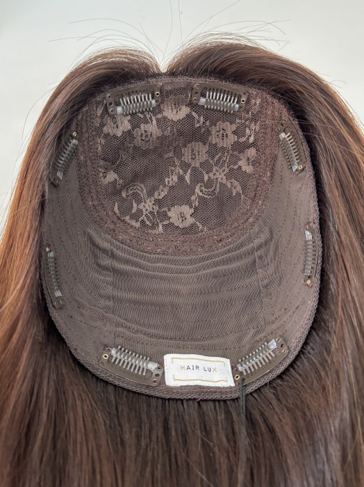 Detal mocowania – 8 spinek clip in zapewniających stabilne i wygodne noszenie toppera damskiego Lucy.