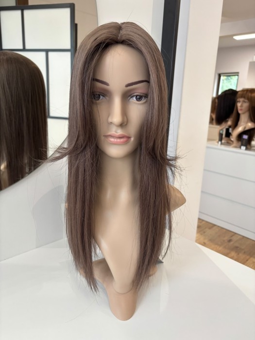 Topper Tina 45-50cm z grzywką na boki - widok  z przodu na manekinie, brąz #4