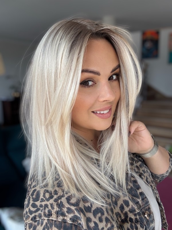 Topper Angela 40cm z włosów naturalnych – widok z przodu, pełne i gęste włosy w kolorze jasnego blondu z mysim odrostem.