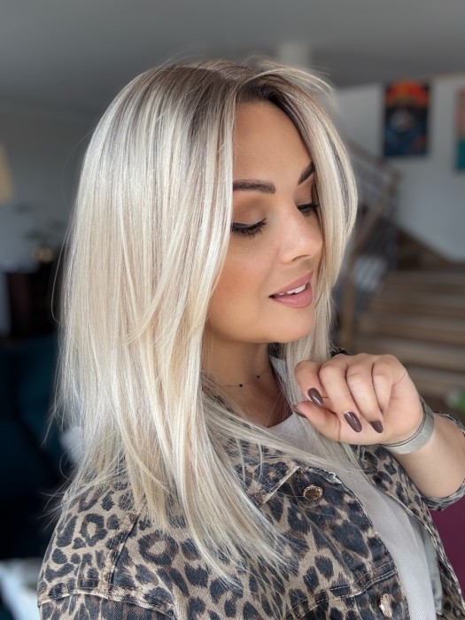 Widok z profilu – Topper Angela 40cm, gęstość 130%, naturalne włosy w jasnym blondzie z mysim odrostem.