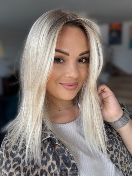 Prezentacja Toppera Angela –  baza z imitacją naturalnego przedziałka 20x20 cm, długość 40cm, gęstość 130%.