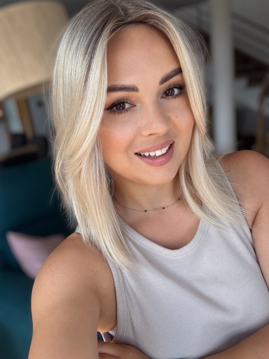 Widok na modelce – Topper Angela 35cm, gęstość 130%, naturalne włosy w jasnym blondzie z mysim odrostem.