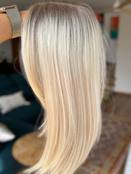 Prezentacja koloru na ręce bokiem toppera Angela - długość 35cm, jasny blond z mysim odrostem