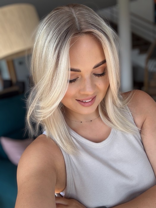 Zbliżenie na kolor odrostu - jasny blond z mysim odrostem modelu Angela 35cm z grzywką na boki