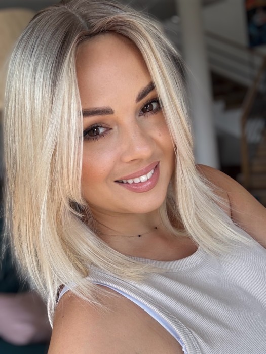 Topper Angela 35cm - prezentacja włosów na modelce - jasny blond z mysim odorostem