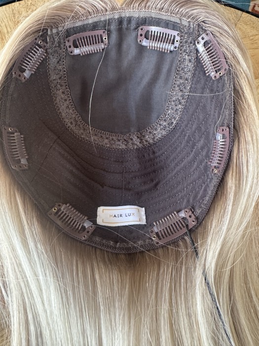 Detal mocowania – 8 spinek clip in zapewniających stabilne i wygodne noszenie toppera damskiego Angela.