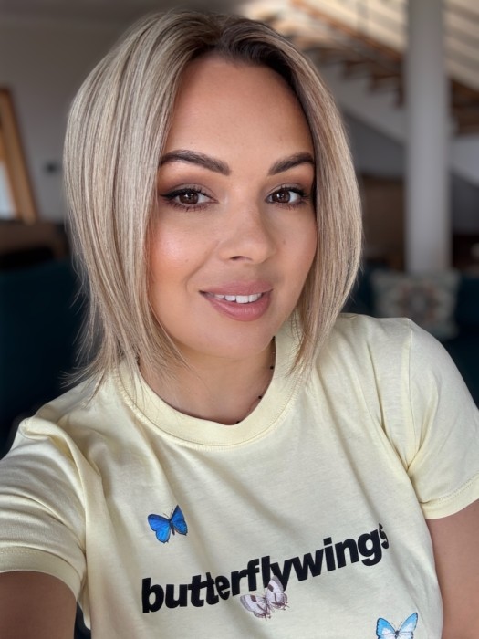 Widok na modelkę w topperze Ewelina baleyage blond