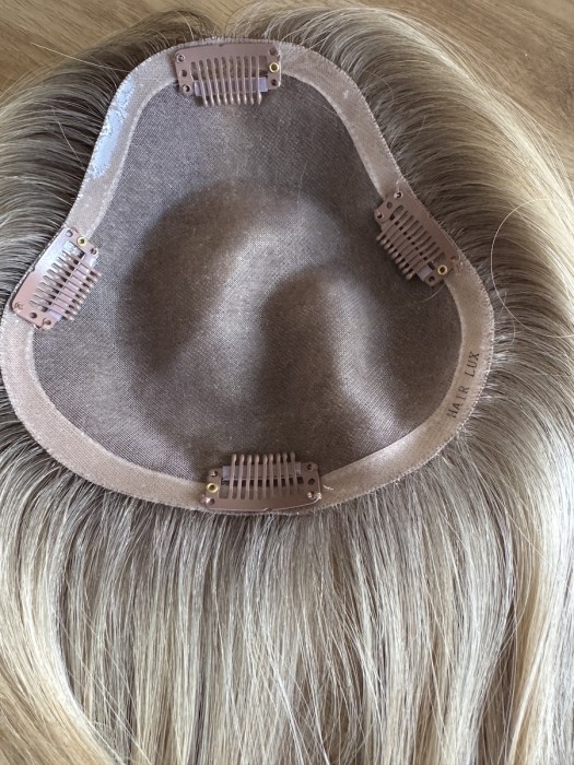Widok bazy, mocowanie na 4 spinki, baza mono 15x15cm topper Sally blond baleyage z mysim odrostem