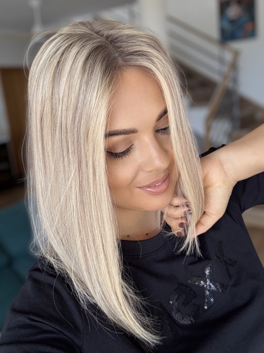 Dopinka z włosów naturalnych w kolorze blond baleyage z mysim odrostem - zbliżenie na odrost