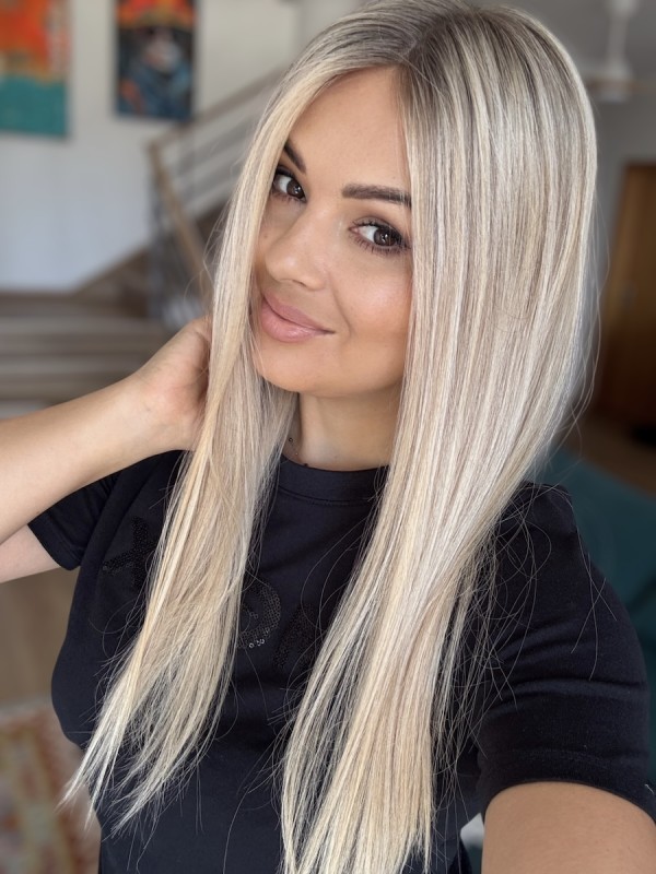 Topper Sally w długości 45cm na bazie 15x15 - widok na modelce z boku