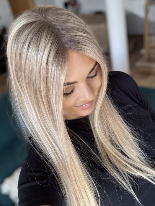 Topper z włosów naturalnych na bazie mono w długości 35cm - widok od góry na modelce